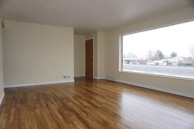 Foto del edificio - Remodeled 5 Bedroom 2 Bath West Valley Home