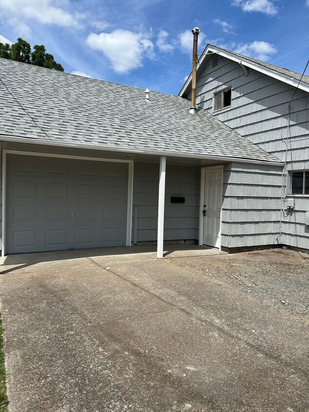 Foto principal - (935) Western Blvd - 3 Bedroom / 2 Bathroom
