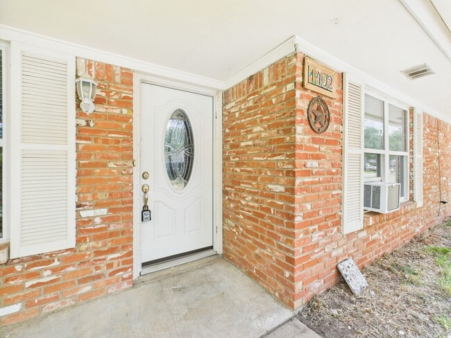 Building Photo - 1402 Village Dr