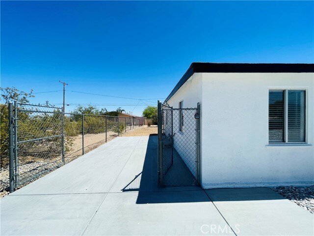 Foto del edificio - 5619 Daisy Ave