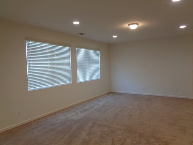 Building Photo - 1118 Golf Ave