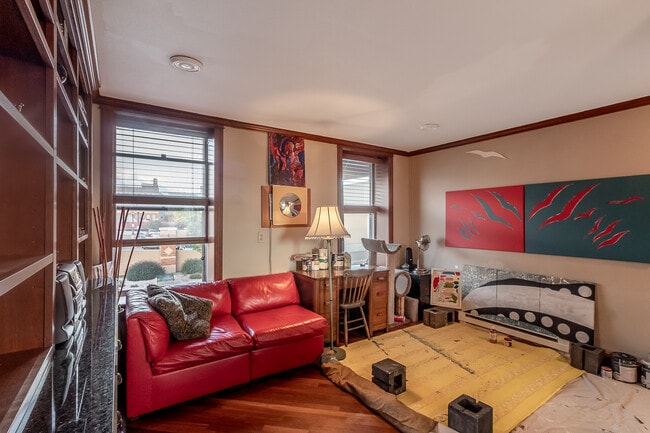 Building Photo - 111 E Cherry St