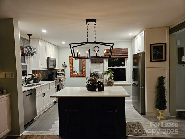 Foto del edificio - 4820 Gilmore Dr