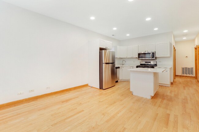 Foto del edificio - 2425 N Greenview Ave