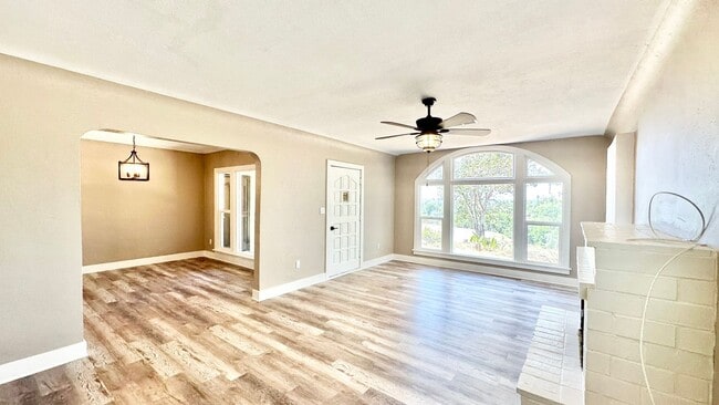 Building Photo - Lovely Single-Story Country Home on Wide Open Space with Detached Garage Space!