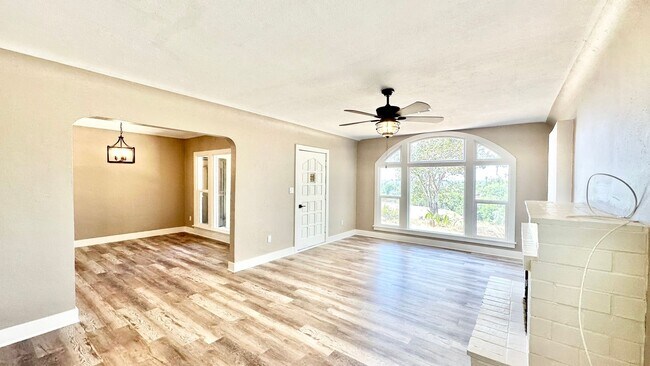 Foto del edificio - Lovely Single-Story Country Home on Wide Open Space with Detached Garage Space!