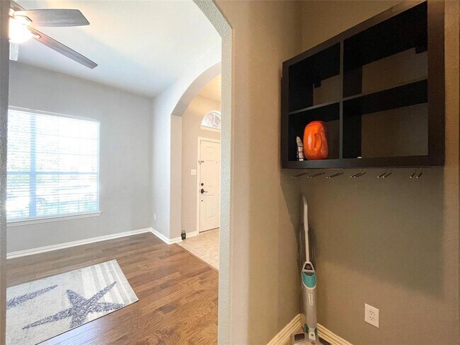 Foto del edificio - 2636 Lake Ridge Dr