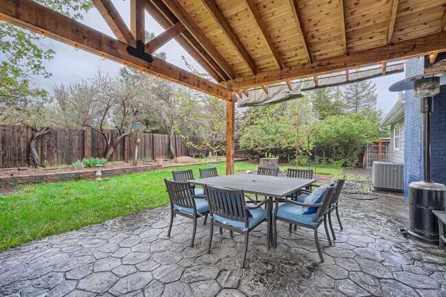 Building Photo - Beautiful 5 BDR Louisville Home/ Private Backyard