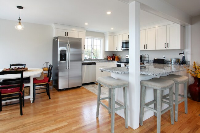 Building Photo - 26 Shore St