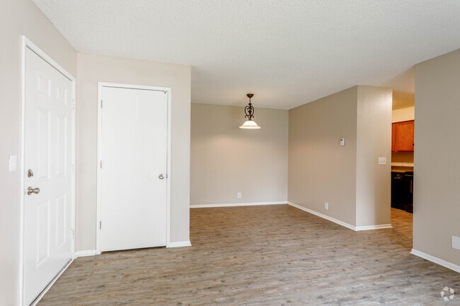3BR, 1.5BA - 900SF - Waterview on the Parkway Apartments
