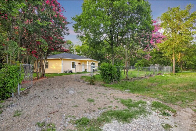 Building Photo - 111 Kerens St