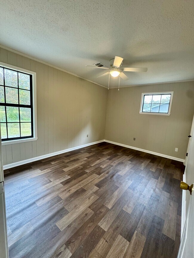 Foto del edificio - 105 Dorman Ave