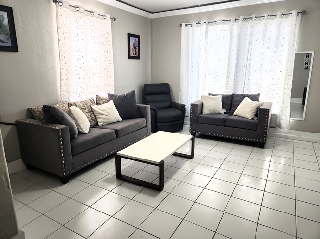 Living room - 2605 Avenue Q