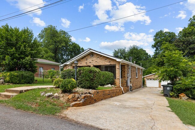 Building Photo - Charming 3 Bedroom, 2 Bathroom house