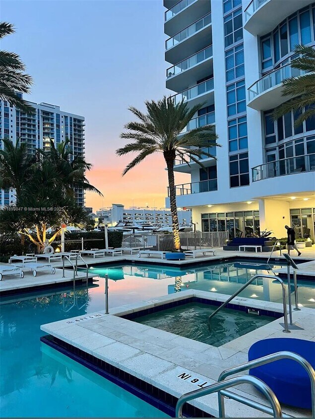 Foto principal - 17111 Biscayne Blvd