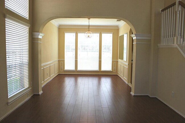 Building Photo - 4614 Forest Home Dr