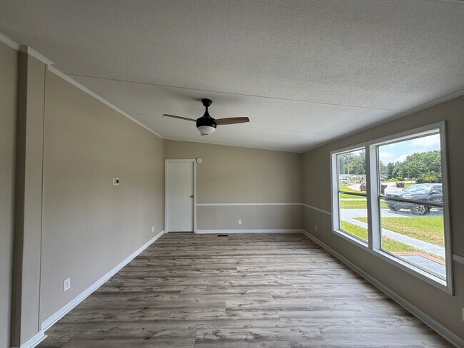 Building Photo - Beautifully Updated 3 Bed 2 Bath Home with...