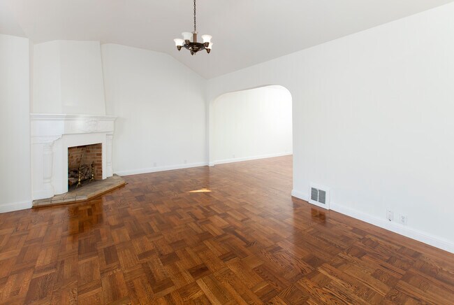 Building Photo - 587 Rhode Island St