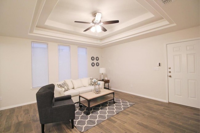 Building Photo - 713 Cathedral Hills Apt 4