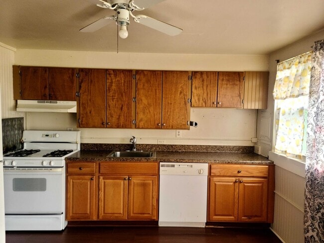 Building Photo - Coming Soon!  Renovated Three Bedroom EOG