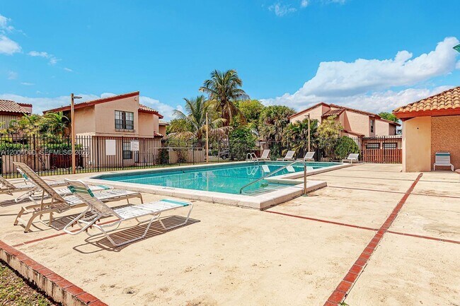 Foto del edificio - 740 NW 105th Pl