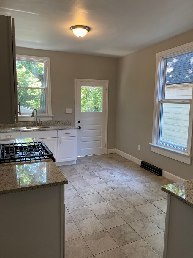Foto del edificio - Newly renovated home immediately available