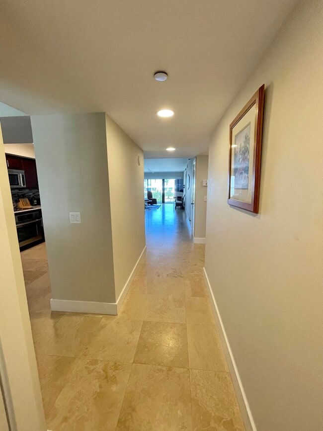Building Photo - 1045 Ocean Dr