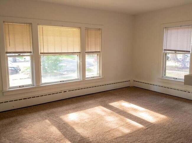Foto del edificio - 5 Bed, 2 Bath Home NEAR CSU!