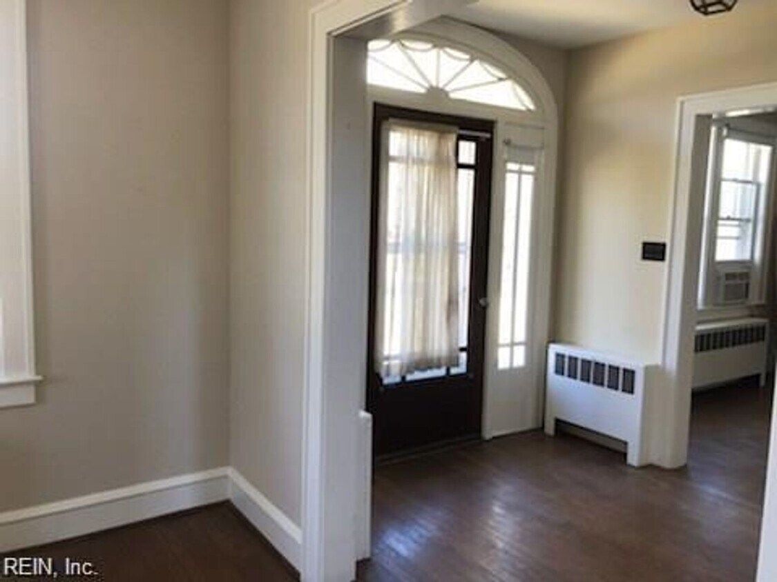 Primary Photo - 4 BED 2.5BA SINGLE FAMILY HOME