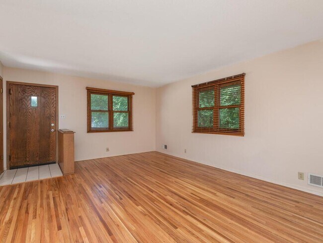 Foto del edificio - 6321 Wilryan Ave