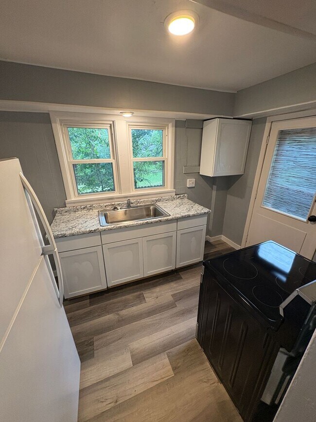 Foto del edificio - Newly renovated 2-bedroom, 1-bath home with modern updates and a low-maintenance yard.