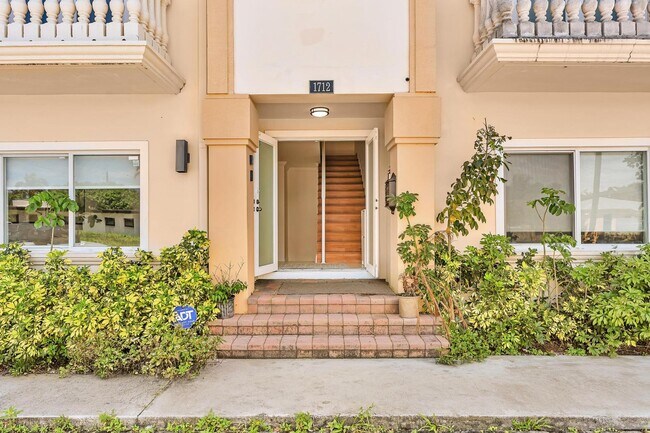 Foto del edificio - Spacious & Fully Renovated Townhome in East Hollywood – Prime Location!