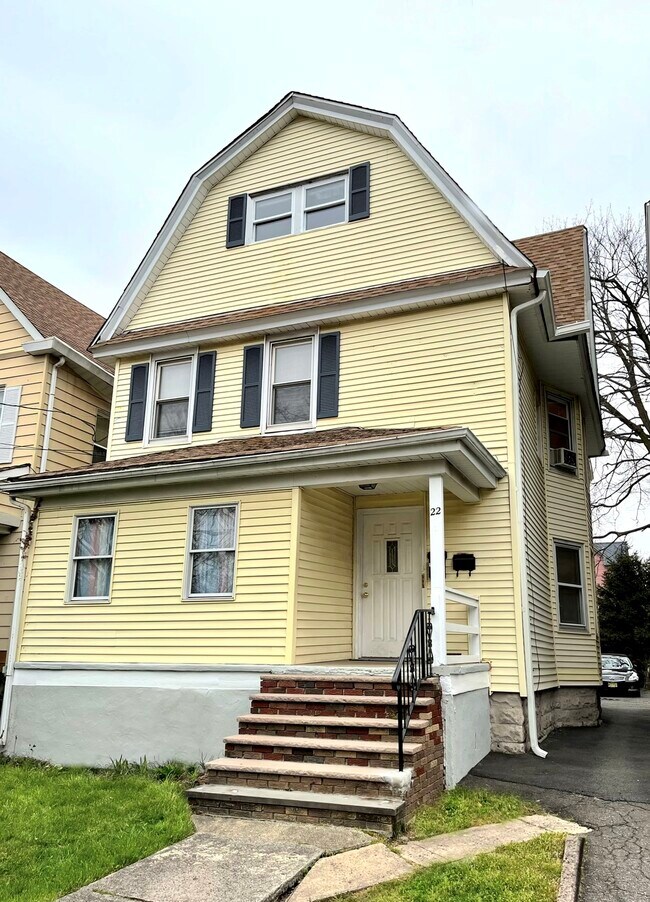 Building Photo - 22 Oak Pl