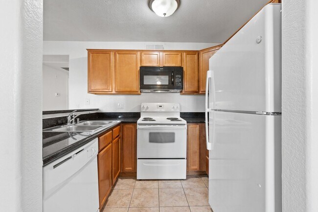 Foto del edificio - 3 Bedroom Condo at THE LAKES!