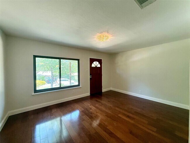 Building Photo - 2607 Princeton Dr