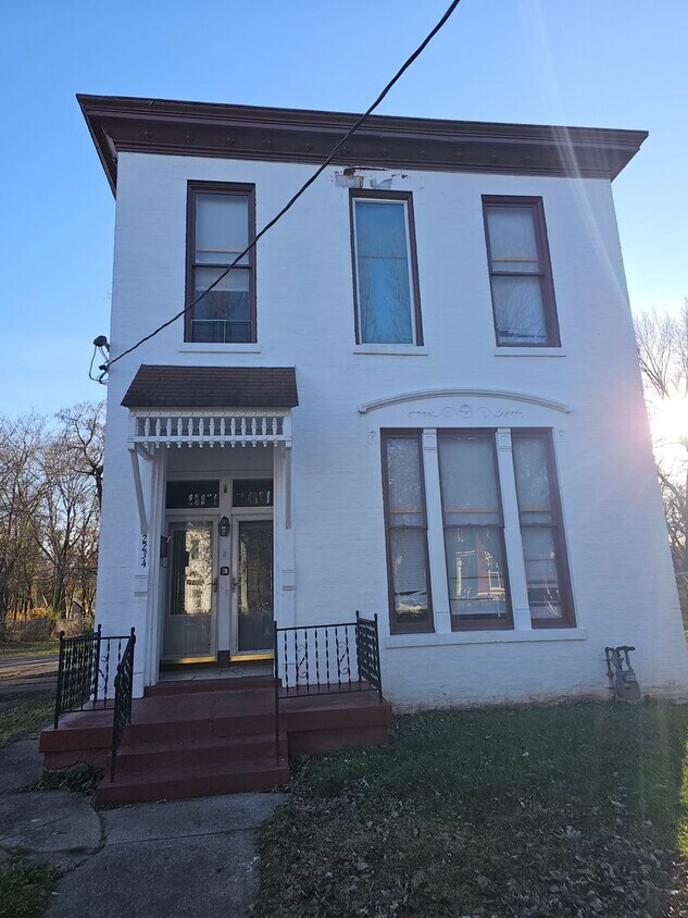 Primary Photo - Spacious House that can be a duplex