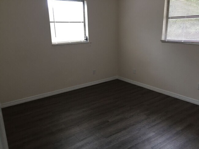 Foto del edificio - 3175 Phoenix Ave