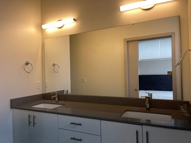 Foto del edificio - CLICK "REQUEST A TOUR" NOW!