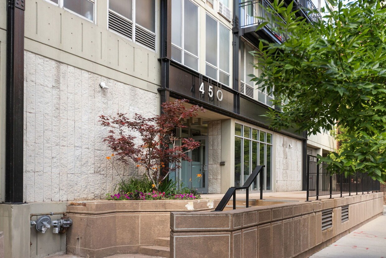 Primary Photo - 450 W Briar Pl
