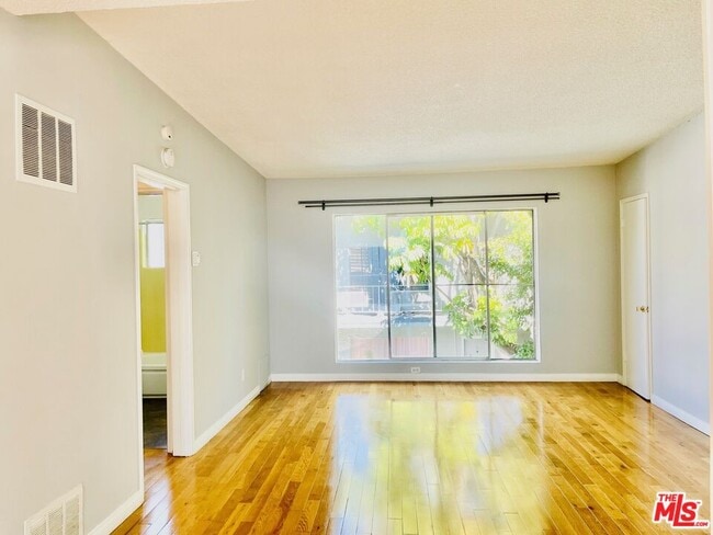 Building Photo - 941 N San Vicente Blvd
