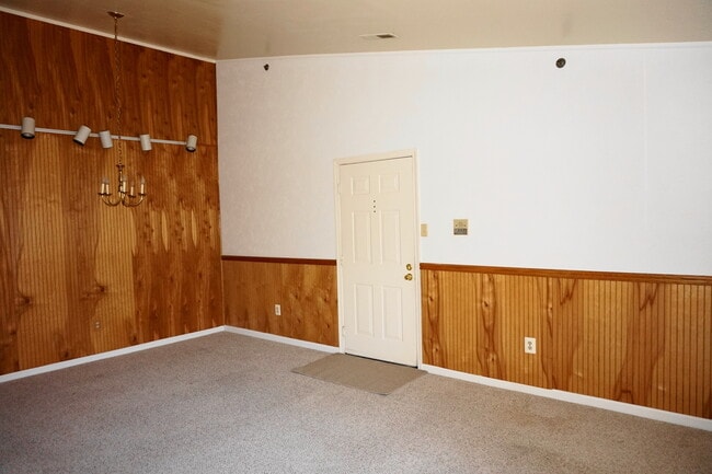 Building Photo - Charming 2 Bedroom/1 Bathroom Apartment in...