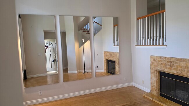 Sala de estar con chimenea - 644 Warwick Ave
