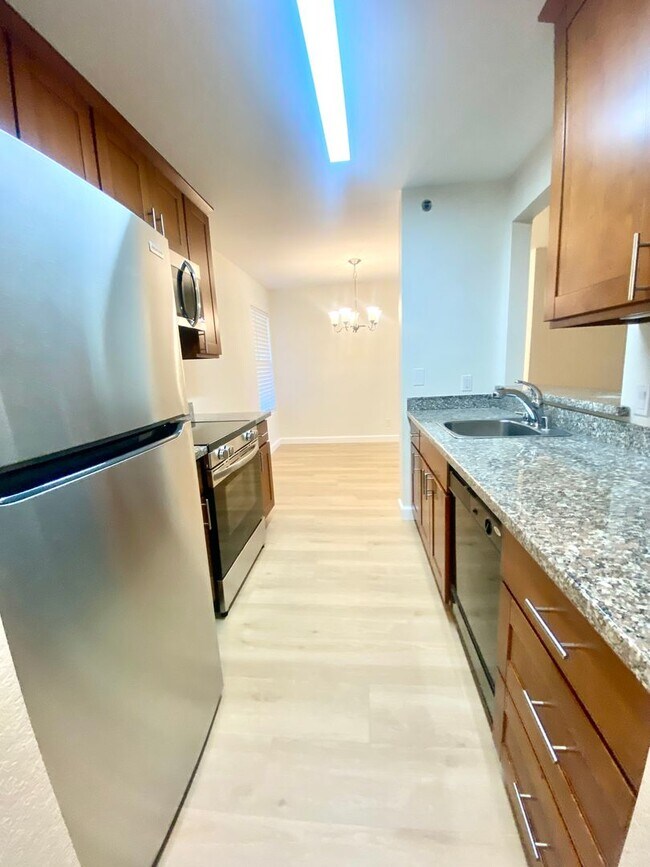 Building Photo - Claredon Hills Community Condo - Hayward 2...