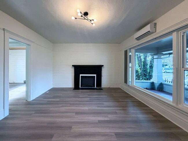 Building Photo - 577 Madison St