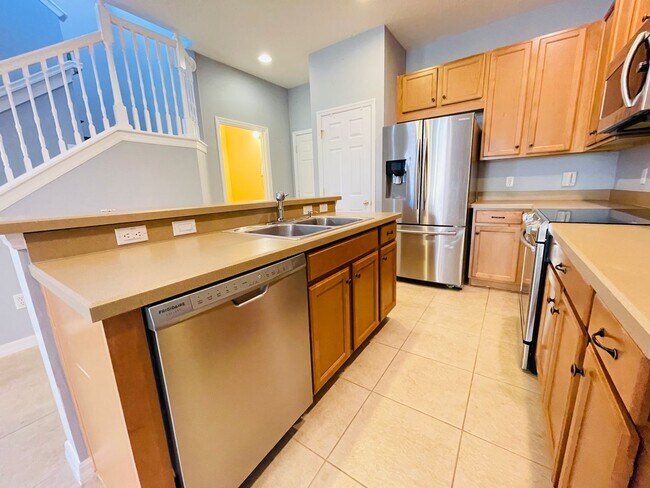 Foto del edificio - Modern 3BR/2.5BA Home in Sanford with HOA Lawn Care & Pet-Friendly Living