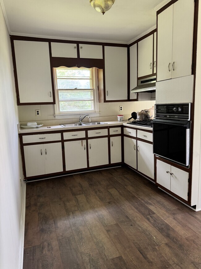 Building Photo - 302 Sunset Dr