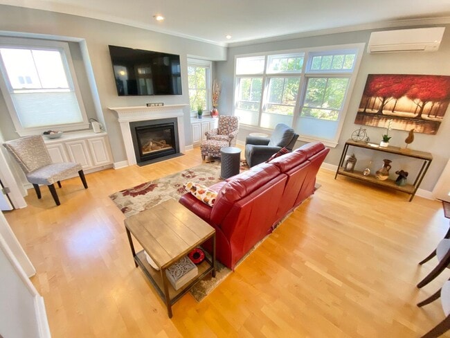 Building Photo - 3 Bedroom Home South Burlington Available ...