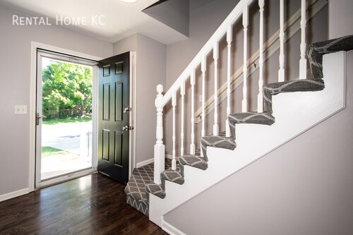 Building Photo - Totally remodeled 2-story home w/Finished ...