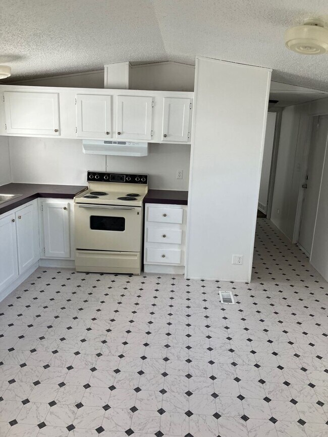 Building Photo - Tall Pine MHP Units 22-30