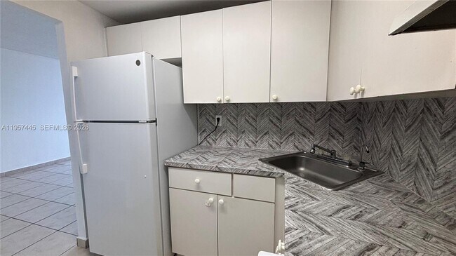 Foto del edificio - 666 W 81st St